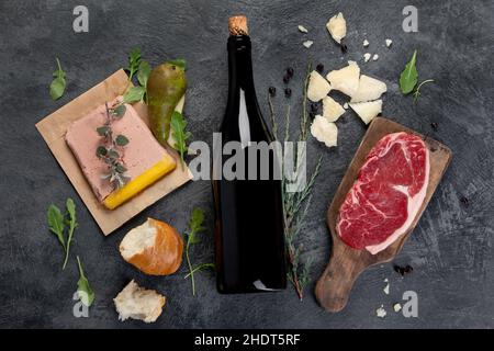 Merlot auf dunklem Hintergrund. Traditionelle alkoholische Getränke. Rotweinsorte. Draufsicht, flach liegend Stockfoto