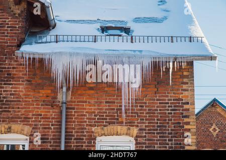 Eiszapfen, Rinne, Dachkante, Eiszapfen, Rinnen, Dachkanten Stockfoto