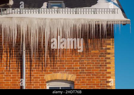 Winter, Gefahr, Eiszapfen, Dachkante, Winter, Gefahren, Eiszapfen, Dachkanten Stockfoto