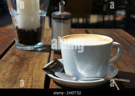 Kaffeetasse, Cappuccino, Kaffeeset, Kaffeetassen, Cappuccinos, Cappuccino, Kaffee, Kaffeesets Stockfoto