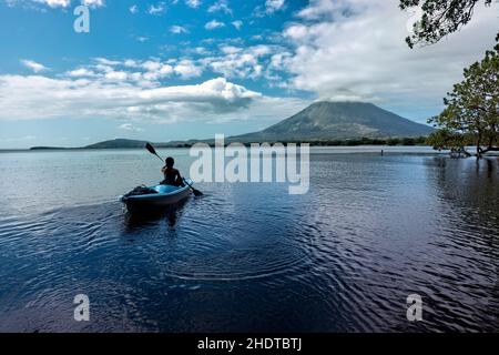 Kajakfahren unter dem Vulkan Concepcion auf dem Nicaragua-See, Ometepe Island, Nicaragua Stockfoto