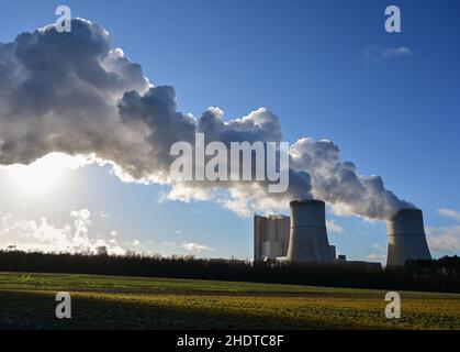 Schwarze Pumpe, Deutschland. 06th Januar 2022. Aus den Kühltürmen des Braunkohlekraftwerks Schwarze Pumpe, das von der Lausitz Energie Bergbau AG (LEAG) betrieben wird, kommt Dampf. Quelle: Patrick Pleul/dpa-Zentralbild/ZB/dpa/Alamy Live News Stockfoto