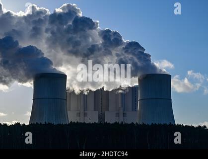 Schwarze Pumpe, Deutschland. 06th Januar 2022. Aus den Kühltürmen des Braunkohlekraftwerks Schwarze Pumpe, das von der Lausitz Energie Bergbau AG (LEAG) betrieben wird, kommt Dampf. Quelle: Patrick Pleul/dpa-Zentralbild/ZB/dpa/Alamy Live News Stockfoto