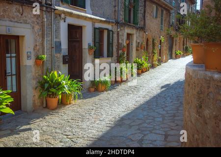 Dorf auf mallorca mit schönen Gassen Stockfoto