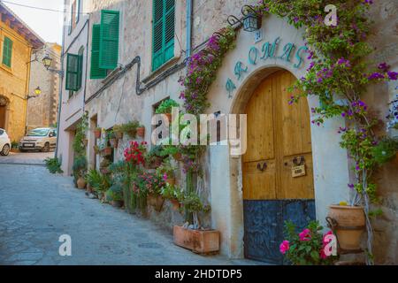 Dorf auf mallorca mit schönen Gassen Stockfoto