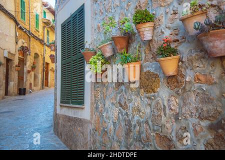 Dorf auf mallorca mit schönen Gassen Stockfoto