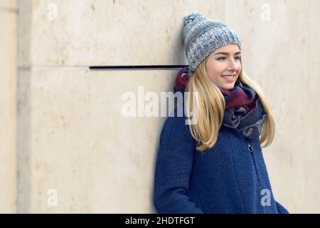 Junge Frau, Winterkleidung, Mädchen, Mädchen, Frau, Junge Frauen, warme Kleidung Stockfoto