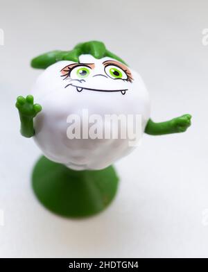Kleine Figur der Rübe auf weißem Hintergrund aus der Nähe. Stockfoto