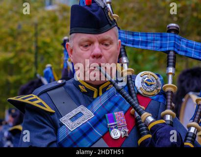 Nahaufnahme eines Mannes, der Dudelsäcke für die Royal Air Force Pipes & Drums Marching Band auf der Lord Mayor’s Show 2021 Victoria Embankment, London, England spielt. Stockfoto