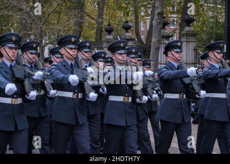 The Queen’s Colour Squadron, Royal Air Force bei der Lord Mayor’s Show 2021 London, Victoria Embankment, England. Stockfoto