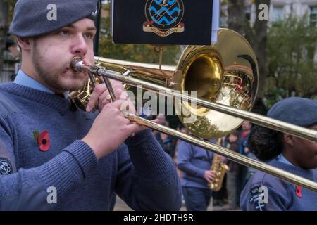 Nahaufnahme eines männlichen Air Cadets, der die Posaune in der Lord Mayor’s Show 2021, Victoria Embankment, London, England, spielt. Stockfoto