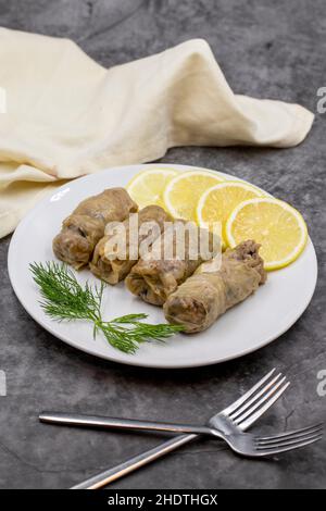 Gefüllte Kohlblätter, in einer Keramikplatte. Vegane Kohlrollen, gekochte Kohlblätter, umwickelt um eine Füllung aus Reis, Zwiebeln und Gewürzen. (Lahana s Stockfoto