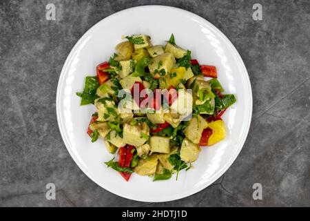 Artischockensalat mit Olivenöl auf dunklem Hintergrund. Traditionelle leckere türkische Küche (Zeytinyagli enginar). Draufsicht. Nahaufnahme Stockfoto