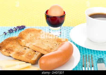 Frühstück, gekochte Wurst, herzhaft, Frühstück, gekochte Würstchen, Herzhörchen, herzhaft, herzhaft Stockfoto