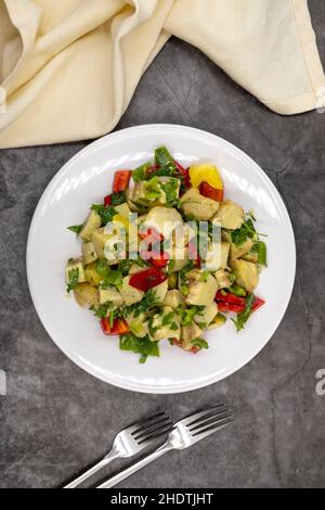 Artischockensalat mit Olivenöl auf dunklem Hintergrund. Traditionelle leckere türkische Küche (Zeytinyagli enginar). Draufsicht. Nahaufnahme Stockfoto