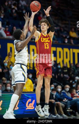 Der USC-Wachmann Drew Peterson (13) schießt in der ersten Hälfte des Donnerstags in Berkeley, Kalifornien, gegen die kalifornische Wache Jalen Celestine (32) den Basketball Stockfoto