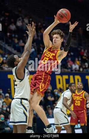 Der USC-Wachmann Drew Peterson (13) übergibt den Basketball gegen die kalifornische Wache Jalen Celestine (32) während der ersten Hälfte in Berkeley, Kalifornien, Donnerstag Stockfoto