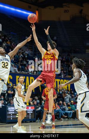 Der USC-Wachmann Drew Peterson (13) schießt in der ersten Hälfte des Donnerstags in Berkeley, Kalifornien, gegen die kalifornische Wache Jalen Celestine (32) den Basketball Stockfoto