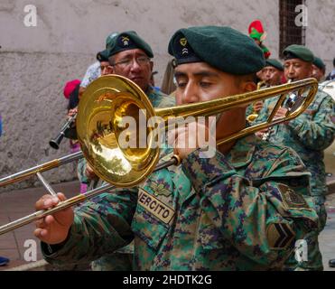 cuenca, Ecuador, 24. Dez 2021 - Männer spielen Posaune in der traditionellen Pase del Nino Weihnachtsparade. Stockfoto