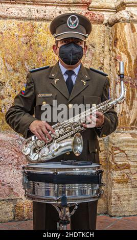 Cuenca, Ecuador, Dec 24, 2021 - Mann hält Saxaphon. Stockfoto