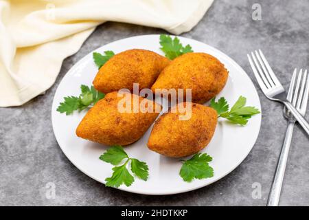 Kibbeh auf dunklem Hintergrund. Kibbeh ist ein beliebtes Gericht in der nahöstlichen Küche. Gefüllte Fleischbällchen Essen, Falafel, icli Kofta, Quibe. Horizontale Ansicht. Stockfoto