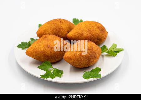 Kibbeh auf weißem Hintergrund. Kibbeh ist ein beliebtes Gericht in der nahöstlichen Küche. Gefüllte Fleischbällchen Essen, Falafel, icli Kofta, Quibe. Horizontale Ansicht. C Stockfoto