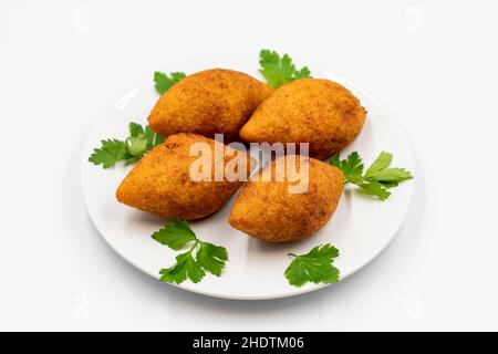 Kibbeh auf weißem Hintergrund. Kibbeh ist ein beliebtes Gericht in der nahöstlichen Küche. Gefüllte Fleischbällchen Essen, Falafel, icli Kofta, Quibe. Horizontale Ansicht. C Stockfoto