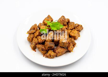 Gebratene Leberwürfel auf weißem Hintergrund. Türkische Traditionelle Küche Arnavut Cigeri. Horizontale Ansicht. Nahaufnahme Stockfoto