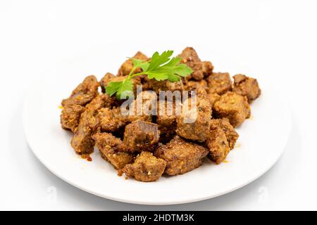 Gebratene Leberwürfel auf weißem Hintergrund. Türkische Traditionelle Küche Arnavut Cigeri. Horizontale Ansicht. Nahaufnahme Stockfoto