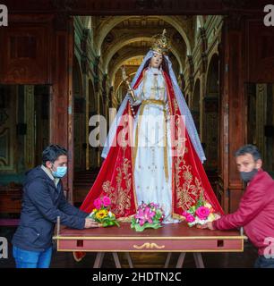 Cuenca, Ecuador, 7. Dez 2021 - die Statue des Reisenden Kindes wird aus der Kirche zur traditionellen Parade am Heiligabend herausgebracht. Stockfoto