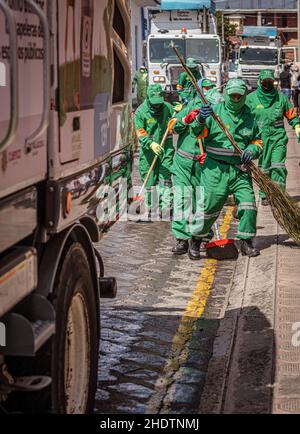 Cuenca, Ecuador, 24. Dez 2021 - Ein Team von Sanitäter reinigt nach einer Parade die Straßen. Stockfoto