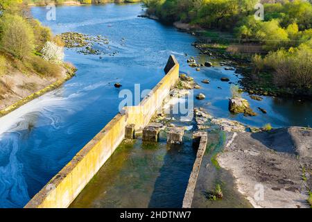 Sommerlandschaft ein Staudamm des Wasserkraftwerks Stockfoto