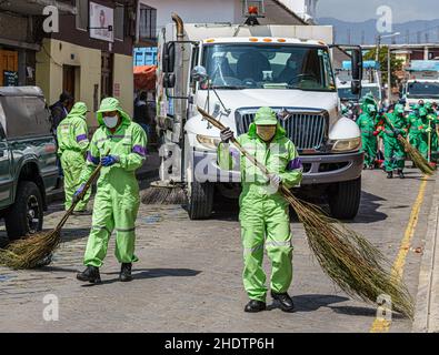 Cuenca, Ecuador, 24. Dez 2021 - Ein Team von Sanitäter reinigt nach einer Parade die Straßen. Stockfoto