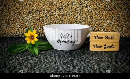 Hello Monday Konzept mit motivierenden und inspirierenden Zitaten auf Holzblöcken - Neuer Start und neue Ziele. Stockfoto