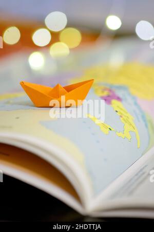 Bootfahren, Papierboot, Weltkarte, Weltreise, Papierboote, Weltkarten, Reiseziele, Weltreisen Stockfoto