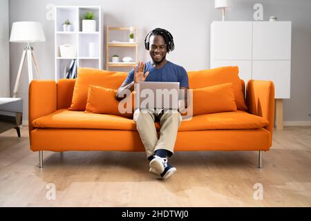 Afroamerikanischer Mann Mit Videokonferenz Am Computer Stockfoto