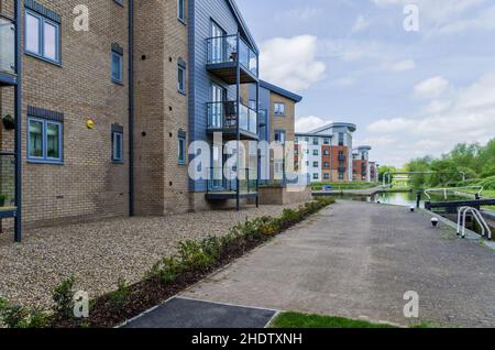 Moderne Apartmentblöcke am Grand Union-Kanal, Southbridge, Northampton, Großbritannien Stockfoto