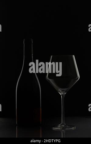 Weinglas, Weinflasche, Glasgeschirr, Weinflaschen Stockfoto