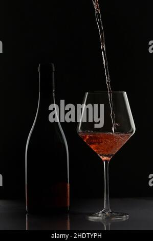 Alkohol, Gießen, Weinglas, Alkohole, Glaswaren Stockfoto