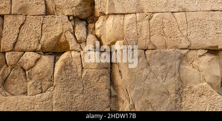 Textur einer alten Mauer aus riesigen Steinblöcken aus der Zeit geknackt Stockfoto