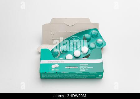 ATHEN, GRIECHENLAND - 30 2021. DEZEMBER: Aspirin-Box mit gebrauchter Pille-Blisterpackung, isoliert auf weißem Hintergrund Stockfoto