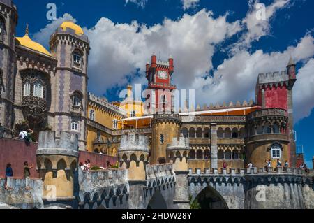 Vor dem Da Pena Palast, in der portugiesischen Bergstadt Sintra, mit blauem Himmel und weißen Wolken. Stockfoto