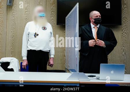 Mannheim, Deutschland. 07th Januar 2022. Karl B. (l), einer der Angeklagten, steht neben seinem Anwalt Thomas Penneke im Hörsaal des Landgerichts. Unter verschärften Sicherheitsmaßnahmen wurde der Prozess gegen einen selbst ernannten „ruid“, der als rechtsextremistischer Mann und drei andere Männer eingestuft wurde, wegen Verletzung von Waffengesetzen eingeleitet. Der 71-jährige Hauptangeklagte wird zudem vor dem Landgericht Mannheim wegen Anstiftung der Menschen angeklagt. Kredit: Jan Peter/dpa - ACHTUNG: Der Angeklagte wurde aus rechtlichen Gründen pixeliert/dpa/Alamy Live News Stockfoto