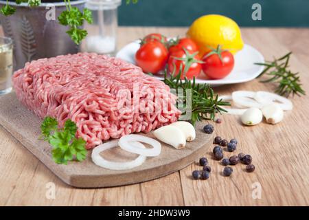 Schweinefleisch, gehackt, Schweinshack, Schweinefleisch, Hackfleisch, Minzgras Stockfoto