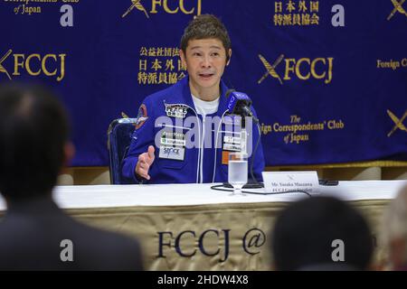 Tokio, Japan. 07th Januar 2022. Yusaku Maezawa, CEO von Start Today, dem ersten japanischen Privatbürger, der auf der Internationalen Raumstation (ISS) bleibt, wird eine Pressekonferenz im Foreign Correspondents' Club of Japan (FCCJ) abhalten, um über seinen 12-tägigen Aufenthalt vom 8. Bis 20. Dezember 2021 zu sprechen. Und sein Raumfahrtgeschäft. Am 7. Januar 2022 in Tokio, Japan. (Foto von Kazuki Oishi/Sipa USA) Quelle: SIPA USA/Alamy Live News Stockfoto