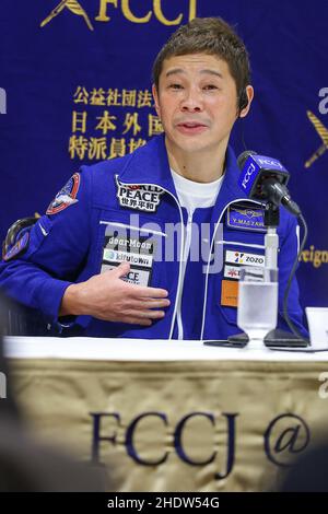 Tokio, Japan. 07th Januar 2022. Yusaku Maezawa, CEO von Start Today, dem ersten japanischen Privatbürger, der auf der Internationalen Raumstation (ISS) bleibt, wird eine Pressekonferenz im Foreign Correspondents' Club of Japan (FCCJ) abhalten, um über seinen 12-tägigen Aufenthalt vom 8. Bis 20. Dezember 2021 zu sprechen. Und sein Raumfahrtgeschäft. Am 7. Januar 2022 in Tokio, Japan. (Foto von Kazuki Oishi/Sipa USA) Quelle: SIPA USA/Alamy Live News Stockfoto