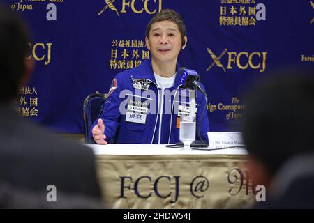 Tokio, Japan. 07th Januar 2022. Yusaku Maezawa, CEO von Start Today, dem ersten japanischen Privatbürger, der auf der Internationalen Raumstation (ISS) bleibt, wird eine Pressekonferenz im Foreign Correspondents' Club of Japan (FCCJ) abhalten, um über seinen 12-tägigen Aufenthalt vom 8. Bis 20. Dezember 2021 zu sprechen. Und sein Raumfahrtgeschäft. Am 7. Januar 2022 in Tokio, Japan. (Foto von Kazuki Oishi/Sipa USA) Quelle: SIPA USA/Alamy Live News Stockfoto