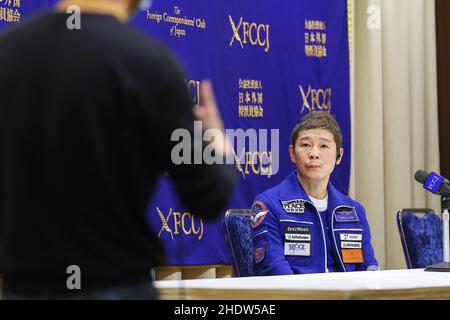 Tokio, Japan. 07th Januar 2022. Yusaku Maezawa, CEO von Start Today, dem ersten japanischen Privatbürger, der auf der Internationalen Raumstation (ISS) bleibt, wird eine Pressekonferenz im Foreign Correspondents' Club of Japan (FCCJ) abhalten, um über seinen 12-tägigen Aufenthalt vom 8. Bis 20. Dezember 2021 zu sprechen. Und sein Raumfahrtgeschäft. Am 7. Januar 2022 in Tokio, Japan. (Foto von Kazuki Oishi/Sipa USA) Quelle: SIPA USA/Alamy Live News Stockfoto