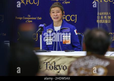 Tokio, Japan. 07th Januar 2022. Yusaku Maezawa, CEO von Start Today, dem ersten japanischen Privatbürger, der auf der Internationalen Raumstation (ISS) bleibt, wird eine Pressekonferenz im Foreign Correspondents' Club of Japan (FCCJ) abhalten, um über seinen 12-tägigen Aufenthalt vom 8. Bis 20. Dezember 2021 zu sprechen. Und sein Raumfahrtgeschäft. Am 7. Januar 2022 in Tokio, Japan. (Foto von Kazuki Oishi/Sipa USA) Quelle: SIPA USA/Alamy Live News Stockfoto