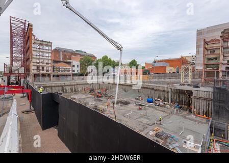 Im Rahmen der Entwicklungsstufe 2 des East End in Newcastle (Australien) liefert ein Betonpumpenwagen Beton zum unterirdischen Arbeitsort Stockfoto